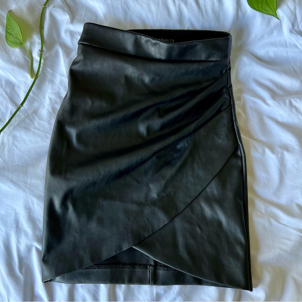DYNAMITE Black Vegan Leather Ruched Mini Skirt | XXS